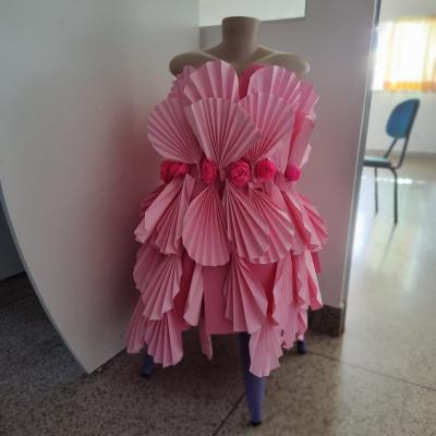 02 Roupas Material Recciclado Artes Colegio Souza Aguiar