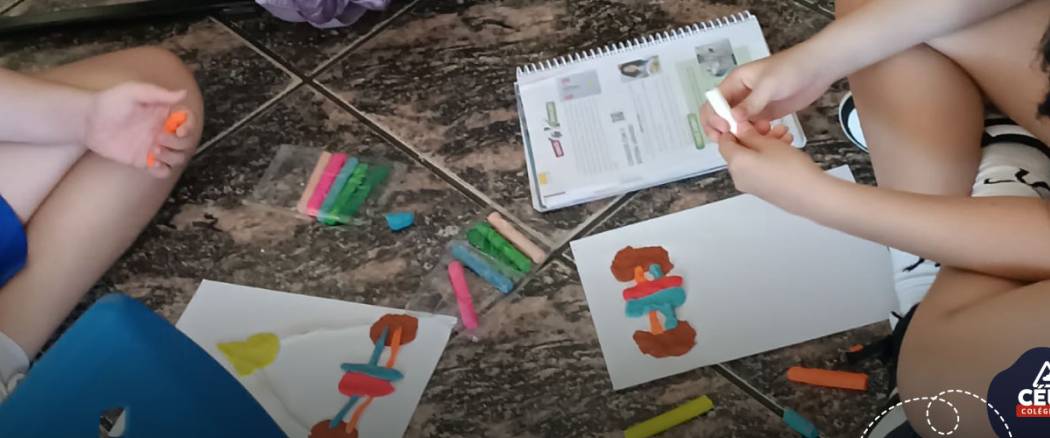 Construção dos órgãos do Sistema Urinário utilizando massinha para representação. Alunos do 5º, Anos Iniciais